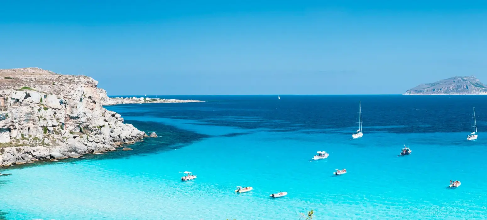 Acqua turchese e trasparente in una caletta mediterranea