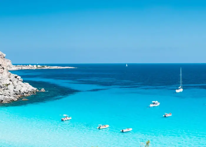 Acqua turchese e trasparente in una caletta mediterranea