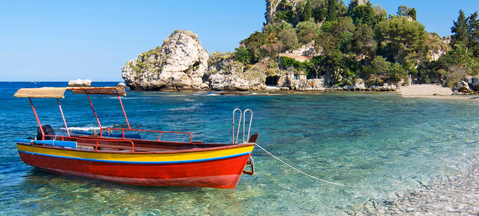 Mare e barcha ormeggiata nel Mediterraneo