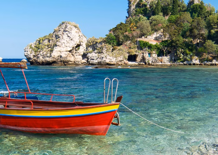 Mare e barcha ormeggiata nel Mediterraneo