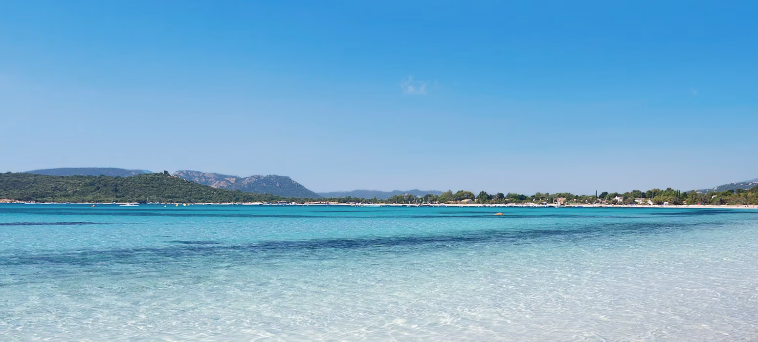 Spiaggia di sabbia bianca con mare cristallino nel Mediterraneo
