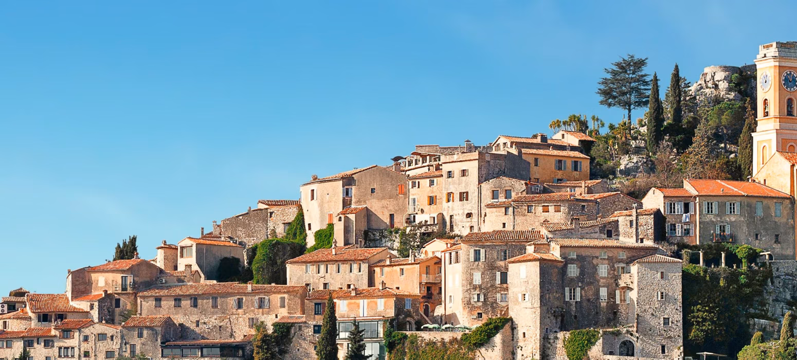 Borgo storico costruito su una rocca con vista sul mare nel Mediterraneo